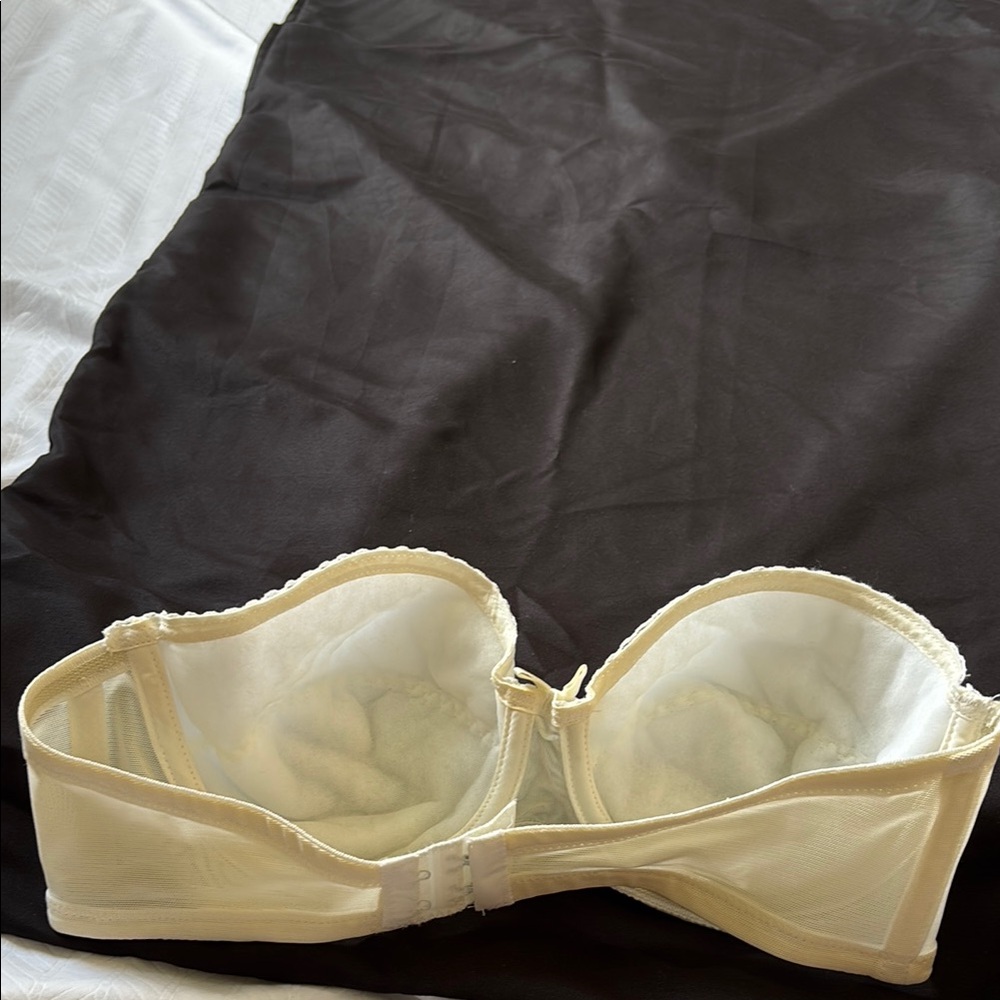 Elegant Vintage Cream Padded Strapless Bra - Picture 2 of 7
